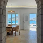 Milos Aquabliss Beachfront 펜션 *